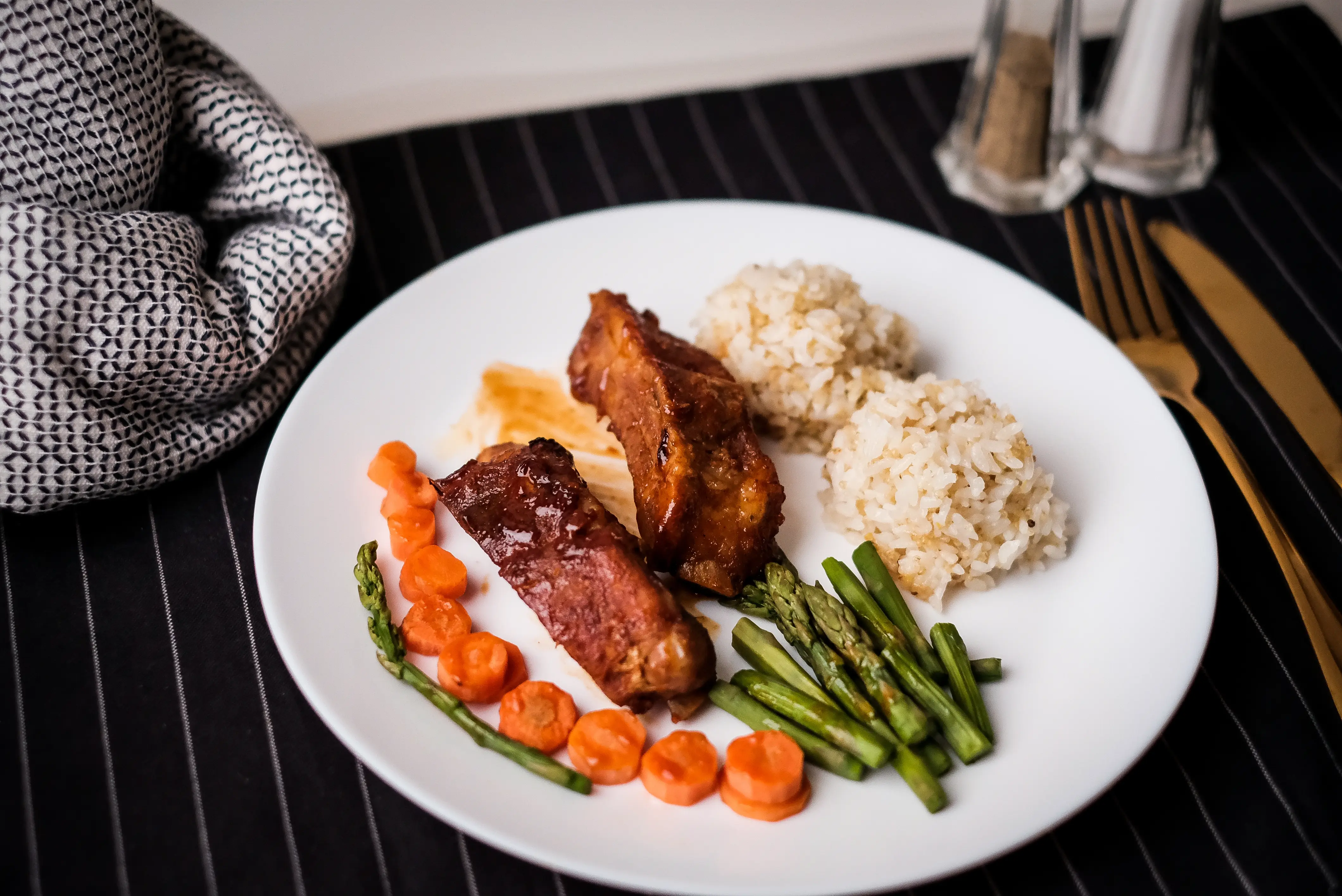 Entrecosto gourmet com arroz e legumes assados