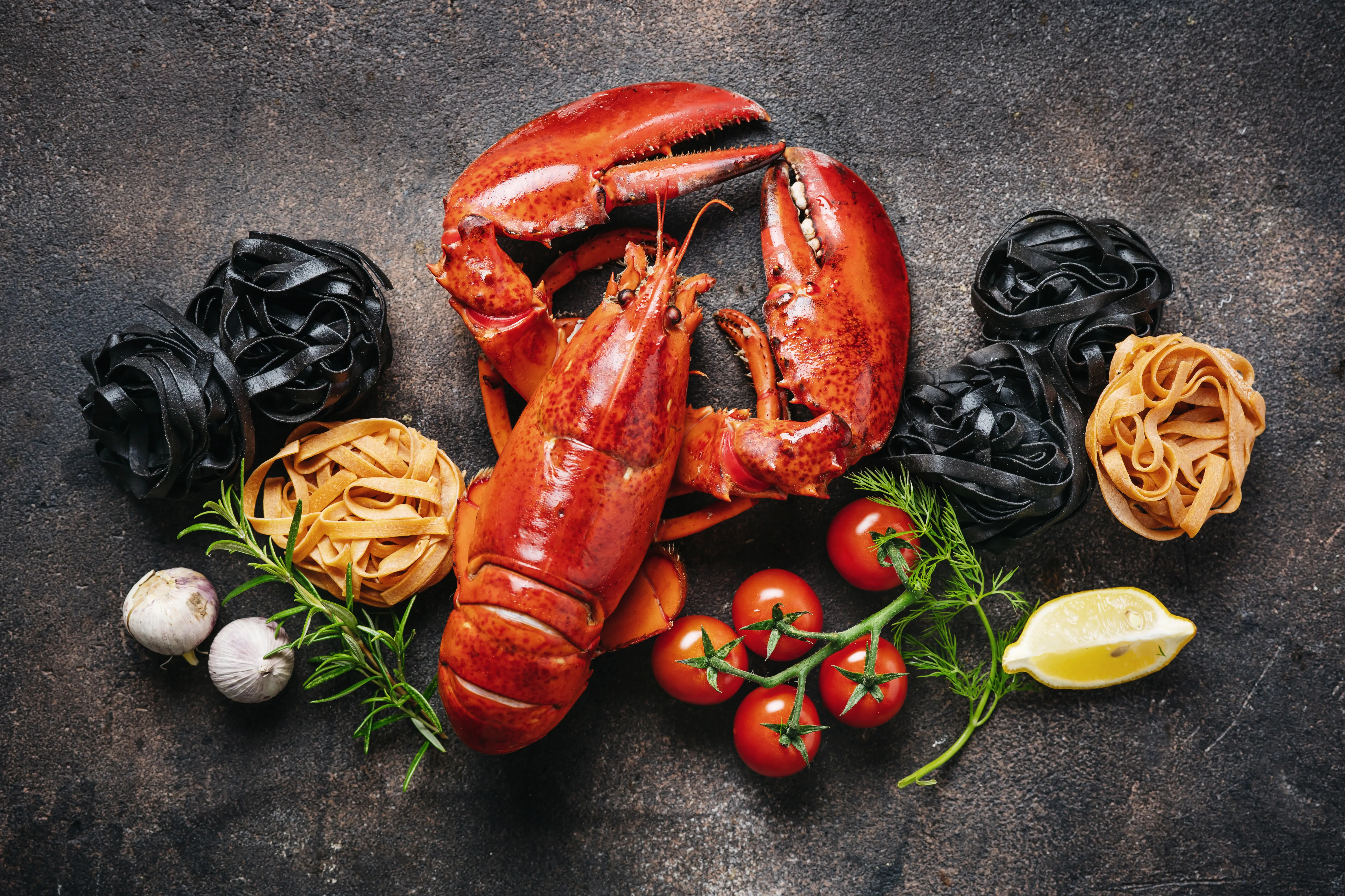 Lavagante com massa, ervas e tomate