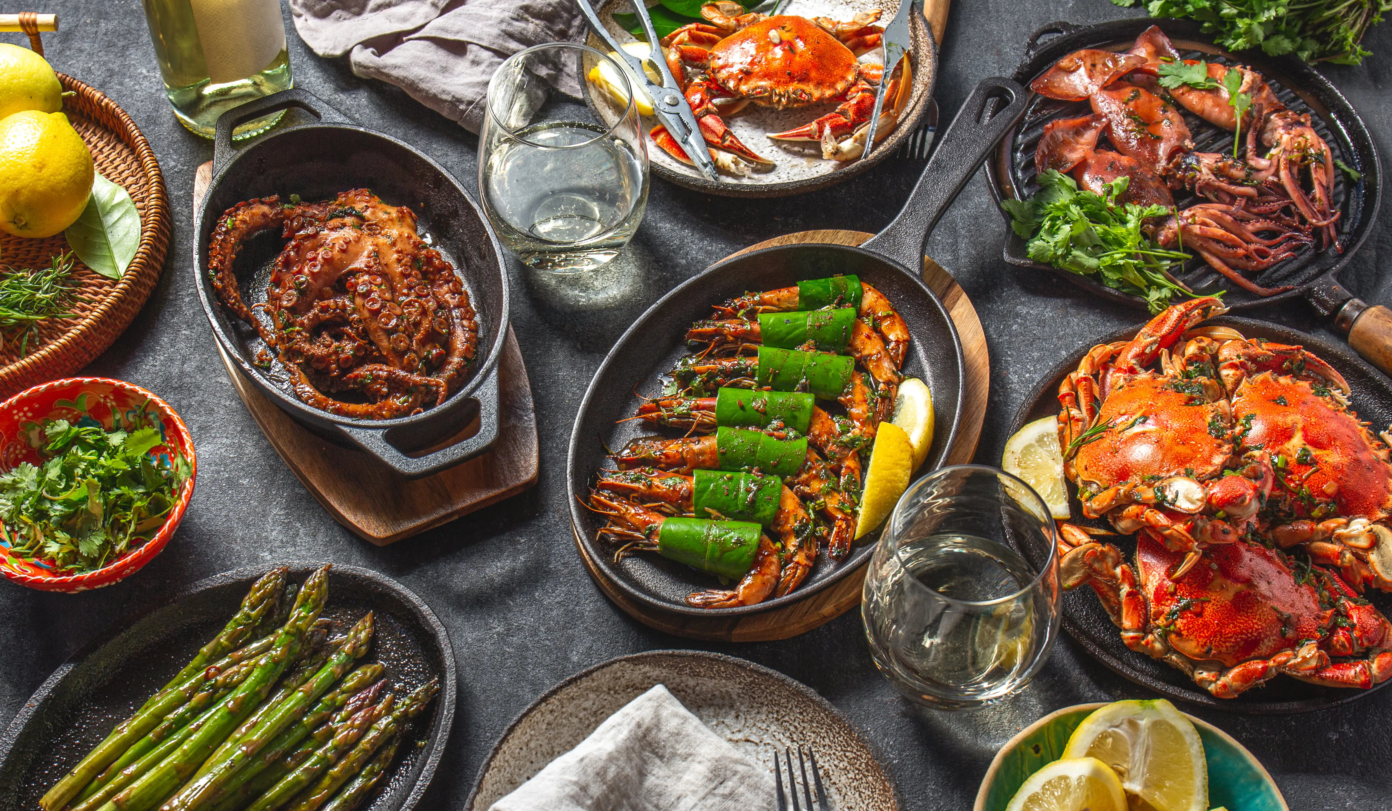 Banquete de marisco — caranguejo, polvo e camarão